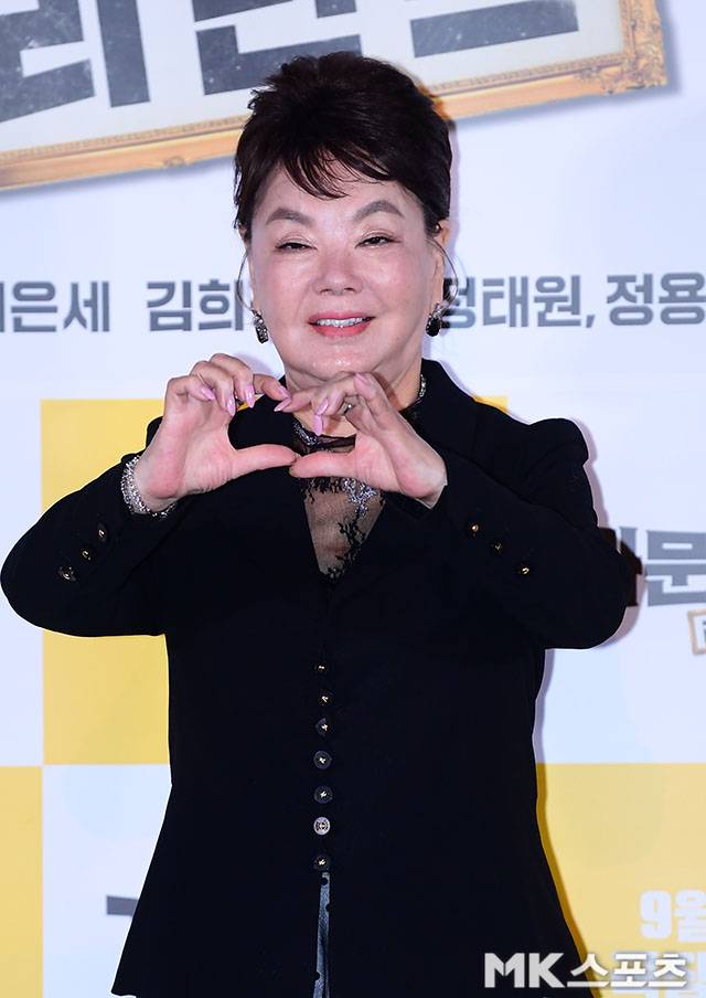 김수미는 25일 오전 김수미는 이날 오전 심정지 상태로 서울 서초구 서울성모병원으로 이송됐으나 끝내 세상을 떠났다. 사인은 당뇨 등 지병에 따른 고혈당 쇼크사인 것으로 알려졌다. 향년 75세. / 사진 = 김영구 기자