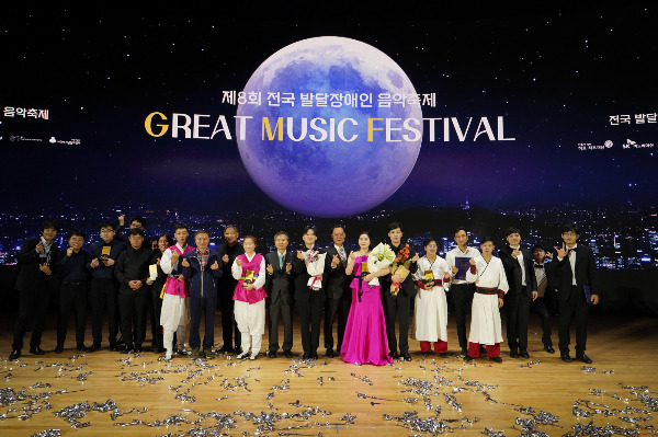 24일 서울 강남구 코엑스에서 열린 GMF 시상식 후 명성 SK어스온 사장(왼쪽에서 14번째)과 수상자 및 내빈들이 손하트를 만들어 보이며 기념 촬영을 하고 있다. /사진제공=SK이노베이션