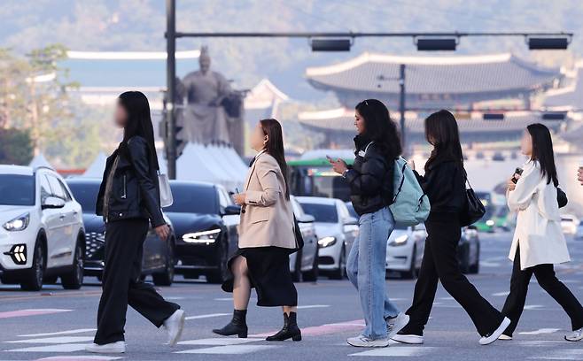 서울 광화문네거리 인근에서 시민들과 외국인관광객이 움츠린채 이동하고 있다. /사진=뉴스1