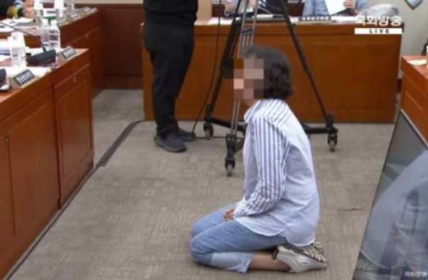 북한의 대남방송 소음으로 스트레스를 호소하는 한 주민이 무릎을 꿇고 도움을 요청했다. 사진은 지난 24일 국회 국방위원회 종합 국정감사 중 무릎을 꿇고 울부짖는 그의 모습. /사진=유튜브 캡처
