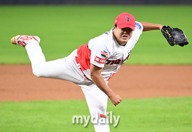 23일 오후 광주광역시 임동 광주기아챔피언스필드에서 진행된 '2024 프로야구 KBO리그 포스트시즌' 한국시리즈 2차전 KIA타이거즈와 삼성라이온즈와의 경기. 기아 장현식이 역투하고 있다./광주=송일섭 기자 andlyu@,ydaily.co.kr