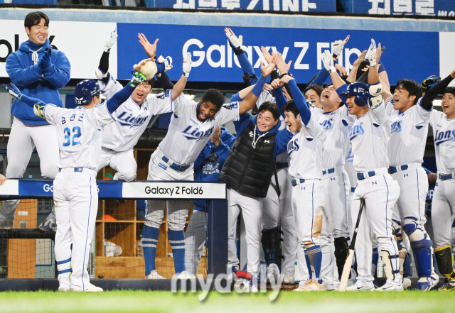 25일 오후 대구광역시 연호동 대구삼성라이온즈파크에서 진행된 '2024 프로야구 KBO리그 포스트시즌' 한국시리즈 3차전 삼성라이온즈와 KIA타이거즈의 경기. 삼성 김헌곤이 7회말 솔로홈런을 터뜨린 뒤 덕아웃서 선수들과 세리머니를 하고 있다./대구=송일섭 기자 andlyu@mydaily.co.kr