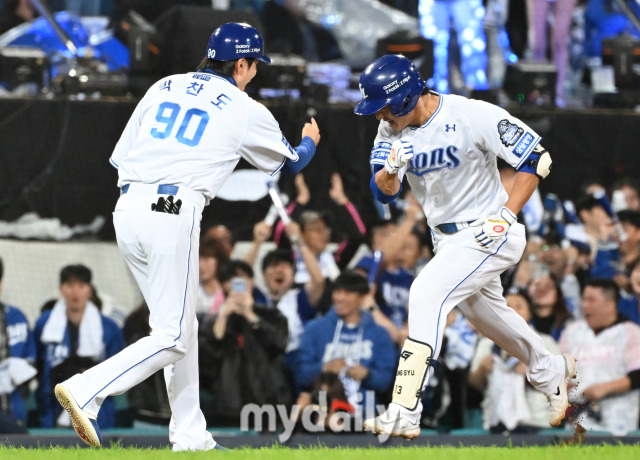 25일 오후 대구광역시 연호동 대구삼성라이온즈파크에서 진행된 '2024 프로야구 KBO리그 포스트시즌' 한국시리즈 3차전 삼성라이온즈와 KIA타이거즈의 경기. 삼성 이성규가 3회말 1사에서 솔로홈런을 터뜨린 뒤 박찬도 3루코치와 환호하고 있다./대구=송일섭 기자