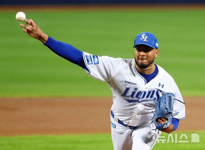 [대구=뉴시스] 전신 기자 = 25일 대구 수성구 대구삼성라이온즈파크에서 열린 2024 KBO 포스트시즌 한국시리즈 3차전 KIA 타이거즈와 삼성 라이온즈의 경기에서 1회초 삼성 선발 레예스가 역투하고 있다. 2024.10.25. photo1006@newsis.com