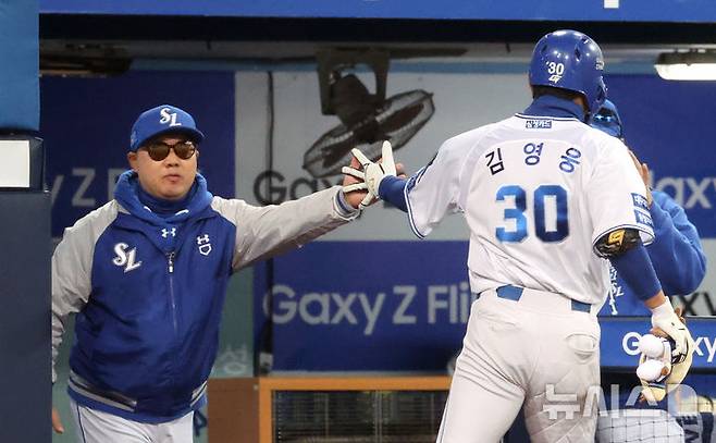 [대구=뉴시스] 이무열 기자 = 25일 대구 수성구 대구삼성라이온즈파크에서 열린 2024 KBO 포스트시즌 한국시리즈 3차전 KIA 타이거즈와 삼성 라이온즈의 경기, 5회말 1사 주자 없는 상황에서 삼성 김영웅이 솔로 홈런을 때린 뒤 더그아웃에 들어서며 박진만 감독과 하이파이브 하고 있다. 2024.10.25. lmy@newsis.com