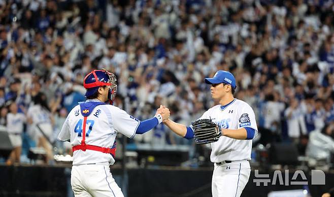 [대구=뉴시스] 이무열 기자 = 25일 대구 수성구 대구삼성라이온즈파크에서 열린 2024 KBO 포스트시즌 한국시리즈 3차전 KIA 타이거즈와 삼성 라이온즈의 경기, 4-2로 승리한 삼성 마무리 투수 김재윤과 포수 강민호가 기뻐하고 있다. 2024.10.25. lmy@newsis.com