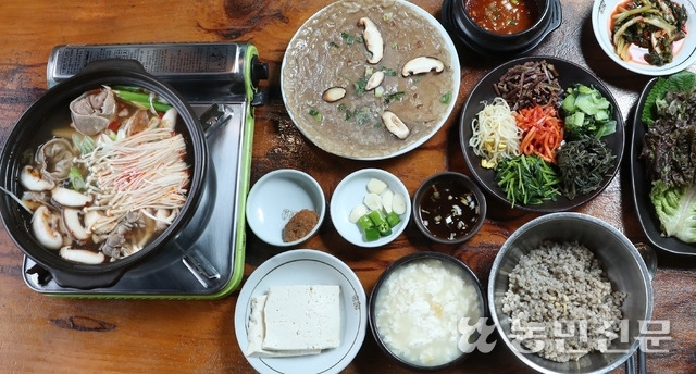 ① 경기 가평 식당 ‘송원’의 잣두부 한상. 잣두부버섯전골·잣모두부·잣순두부 이외에도 보리밥과 메밀전·나물 등이 푸짐하게 나온다.