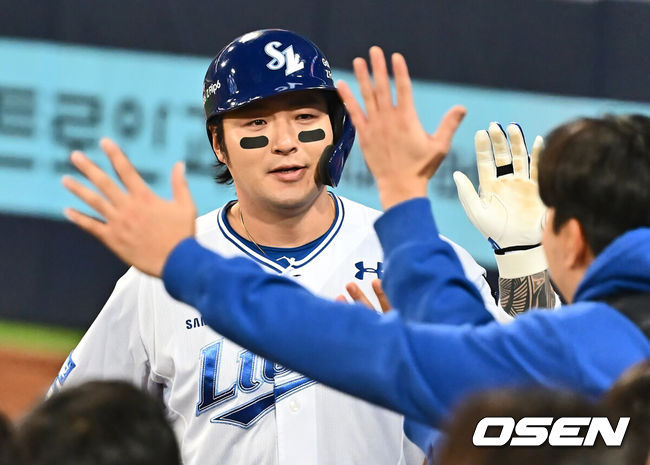 [OSEN=대구, 이석우 기자] 25일 대구 삼성라이온즈파크에서 2024 신한 SOL뱅크 KBO 포스트시즌 한국시리즈 삼성 라이온즈와 KIA 타이거즈의 3차전 경기가 열렸다. 홈팀 삼성은 대니 레예스, 방문팀 KIA는 에릭 라우어를 선발 투수로 내세웠다.삼성 라이온즈 박병호가 7회말 우중월 백투백 홈런을 치고 하이파이브를 하고 있다. 2024.10.25 / foto0307@osen.co.kr