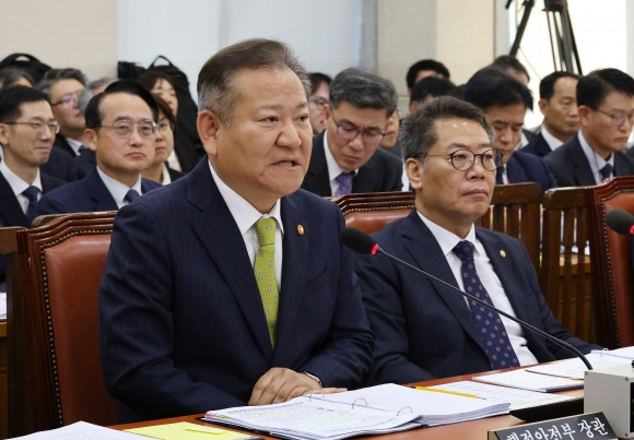 의원 질의에 답변하는 이상민 행안부 장관 - 25일 오전 서울 여의도 국회에서 열린 행정안전위원회의 행정안전부, 중앙선거관리위원회, 경찰청 등의 종합국정감사에서 이상민 행정안전부 장관이 의원 질의에 답변하고 있다. 오른쪽은 김용빈 중앙선거관리위원회 사무총장. 2024.10.25  연합뉴스