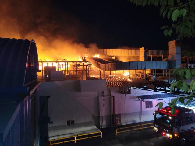 25일 오전 울산시 남구에 위치한 자동차 부품회사에서 화재가 발생했다. 사진제공=울산소방본부