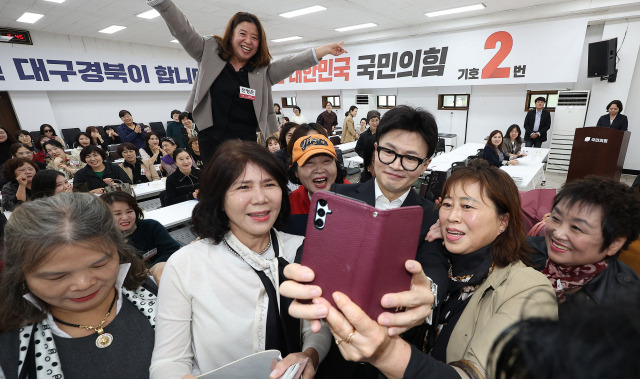 한동훈 국민의힘 대표가 25일 오후 대구 수성구 국민의힘 대구시당을 찾아 대구여성정치아카데미 회원들과 셀카를 찍고 있다. 연합뉴스