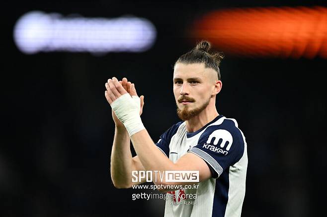 ▲&nbsp;영국 매체 '커트오프사이드'는 25일(한국시간) "드라구신은 엔지 포스테코글루 감독 체제에서 출전 시간이 제한되는 등 힘든 시간을 보내고 있다. 그의 미래에 대한 여러 이야기가 나오고 있다"라고 보도했다.&nbsp;이어 "그러나 그의 에이전트인 플로리안 마네아는 드라구신의 이적이 임박했다는 소문을 일축했다"라고 덧붙였다.