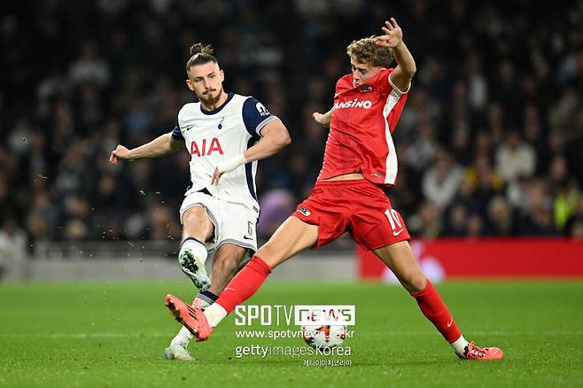 ▲&nbsp;영국 매체 '커트오프사이드'는 25일(한국시간) "드라구신은 엔지 포스테코글루 감독 체제에서 출전 시간이 제한되는 등 힘든 시간을 보내고 있다. 그의 미래에 대한 여러 이야기가 나오고 있다"라고 보도했다.&nbsp;이어 "그러나 그의 에이전트인 플로리안 마네아는 드라구신의 이적이 임박했다는 소문을 일축했다"라고 덧붙였다.