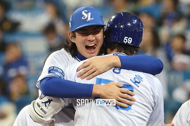 ▲ 박병호의 4-1로 달아나는 홈런이 터진 뒤, 주장 구자욱이 박병호를 끌어안고 기뻐하고 있다. 삼성은 이성규와 김영웅, 김헌곤과 박병호의 홈런을 앞세워 KIA를 꺾었다. 2패 뒤 반격을 시작했다. ⓒ곽혜미 기자