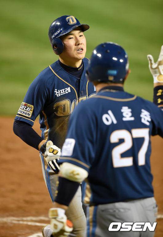 선수 시절의 이호준 NC 감독(오른쪽)과 박민우가 하이파이브를 하고 있다.