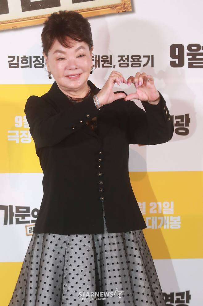 배우 유라가 19일 오전 서울 CGV용산아이파크몰에서 진행된 영화 '가문의 영광: 리턴즈'(감독 정태원, 정용기) 언론시사회 및 기자간담회에 참석해 포즈를 취하고 있다. 잘 나가는 스타 작가 대서와 가문의 막내딸 진경을 결혼시키기 위해 온갖 음모를 꾸미는 장씨 가문의 사생결단 결혼성사 대작전을 그린 코미디 '가문의 영광: 리턴즈'는 오는 21일 개봉한다. /2023.09.19 /사진=이동훈