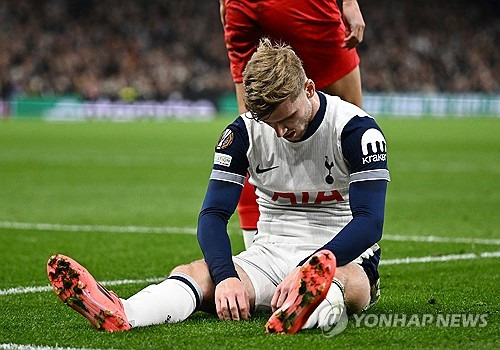 손흥민이 허벅지 부상으로 결장한 가운데 그의 소속팀인 토트넘 홋스퍼가 유럽축구연맹 유로파리그 3연승을 기록했다. 토트넘은 25일 영국 런던 토트넘 홋스퍼 경기장에서 열린 2024-2025 UEFA 유로파리그 본선 리그페이즈 3라운드에서 네덜란드 중상위권 구단 알크마르를 1-0으로 제압했다. 토트넘은 36개팀 가운데 2위에 오르며 상위 8팀에 주어지는 16강 직행 티켓 확보에 다가섰다. 토트넘은 이번 대회 강력한 우승후보다. 연합뉴스