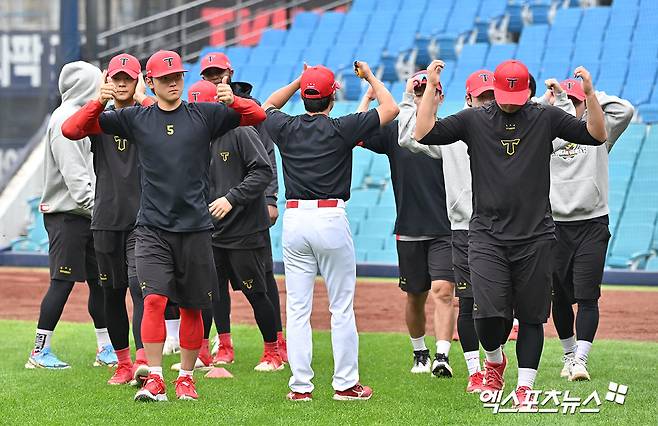 KIA는 25일 삼성라이온즈파크에서 열릴 '2024 신한 SOL Bank KBO 포스트시즌' 삼성과 한국시리즈(7전 4승제) 3차전을 앞두고 뛰는 야구를 앞세워 상대 에이스 레예스를 흔들어보려고 한다. 대구, 김한준 기자