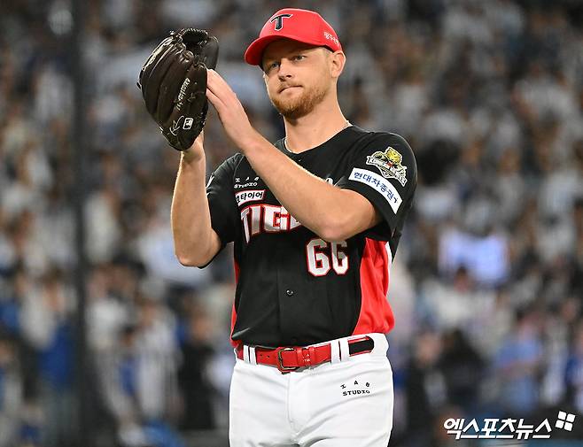 KIA 투수 라우어는 25일 삼성라이온즈파크에서 열린 '2024 신한 SOL Bank KBO 포스트시즌' 삼성과 한국시리즈(7전 4승제) 3차전에서 선발 등판했다. 이날 최종 성적 5이닝 2실점을 기록하며 마운드를 내려와야 했다. 대구, 김한준 기자