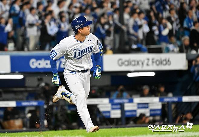 삼성 라이온즈 외야수 김헌곤이 25일 대구 삼성라이온즈파크에서 열린 KIA와의 2024 신한 SOL Bank KBO 한국시리즈 3차전에서 7회말 선두타자로 나와 솔로 홈런을 기록했다. 사진 김한준 기자