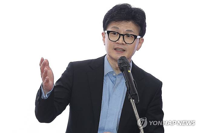 인사말하는 한동훈 비대위원장 (대구=연합뉴스) 윤관식 기자 = 국민의힘 한동훈 비상대책위원장이 2일 오후 대구 북구 엑스코에서 열린 국민의힘 대구·경북(TK) 신년인사회에 참석해 인사말하고 있다. 2024.1.2 psik@yna.co.kr