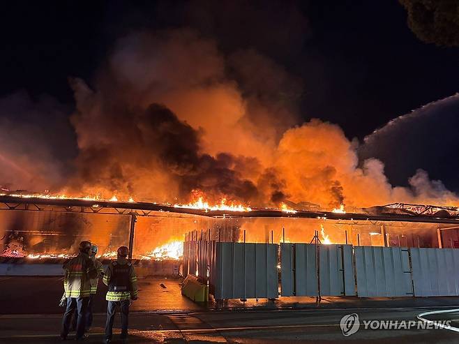 주한미군 창고서 큰불 (부산=연합뉴스) 24일 오후 부산 동구 범일동 주한미군 시설인 55보급창 창고에서 화재가 발생해 소방 당국이 대응 2단계를 발령하고 진화작업을 벌이고 있다. 2024.10.24 [독자 제공. 재판매 및 DB 금지] ready@yna.co.kr