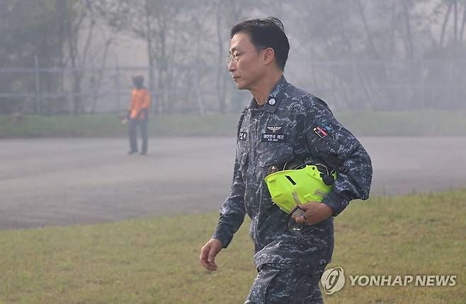 훈련 중인 이국종 국군대전병원장 (대전=연합뉴스) 이주형 기자 = 이국종 국군대전병원장이 25일 오후 대전 유성구 국군대전병원에서 열린 합동 응급환자 헬기 이송훈련에 직접 참여하고 있다. 2024.10.25 coolee@yna.co.kr