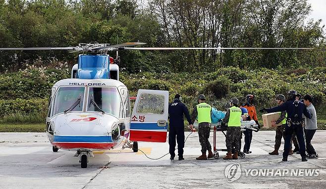 '응급환자 국군수도병원으로' (대전=연합뉴스) 이주형 기자 = 25일 오후 대전 유성구 국군대전병원에서 대전소방본부와 국군대전병원의 합동 응급환자 헬기 이송훈련이 진행되고 있다. 2024.10.25 coolee@yna.co.kr