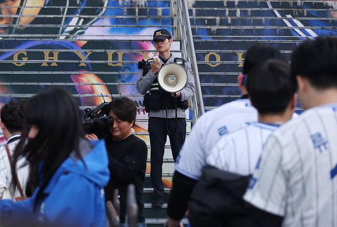 '한국시리즈 암표 거래 안 됩니다'  (대구=연합뉴스) 박세진 기자 = 대구경찰청이 25일 프로야구 한국시리즈 3차전인 삼성 라이온즈와 KIA 타이거즈 경기가 열리는 대구 삼성라이온즈파크 일대에서 암표 거래 등 불법행위 단속을 하고 있다. 2024.10.25 psjpsj@yna.co.kr