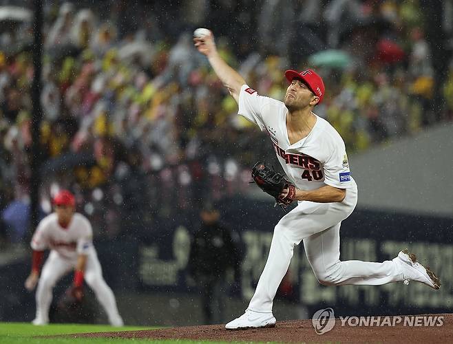 KIA 선발 네일, 한국시리즈 승리는 '내 일' (광주=연합뉴스) 김도훈 기자 = 21일 광주 기아챔피언스필드에서 열린 2024 신한 SOL뱅크 KBO 포스트시즌 한국시리즈 1차전 삼성 라이온즈와 KIA 타이거즈의 경기. 1회초 KIA 선발 네일이 역투하고 있다. 2024.10.21 superdoo82@yna.co.kr