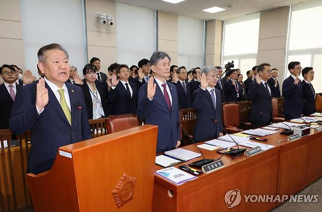 증인 선서하는 이상민 행안부 장관 (서울=연합뉴스) 김주형 기자 = 25일 오전 서울 여의도 국회에서 열린 행정안전위원회의 행정안전부, 중앙선거관리위원회, 경찰청 등의 종합국정감사에서 이상민 행정안전부 장관이 증인 선서를 하고 있다. 2024.10.25 kjhpress@yna.co.kr