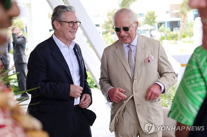 스타머 총리와 대화하는 찰스 3세 [아피아[사모아] AFP=연합뉴스) 찰스 3세 영국 국왕이 25일 영연방정상회의 환영행사에서 키어 스타머 영국 총리와 대화하고 있다.