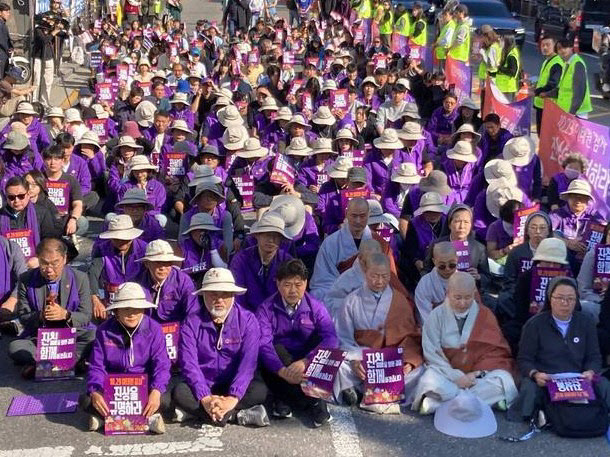 10·29 이태원참사 유가족협의회가 26일 서울 용산구 이태원역 1번 출구 앞에서 4개 종단 기도회를 열었다. 사진=이태원참사 시민 대책회의