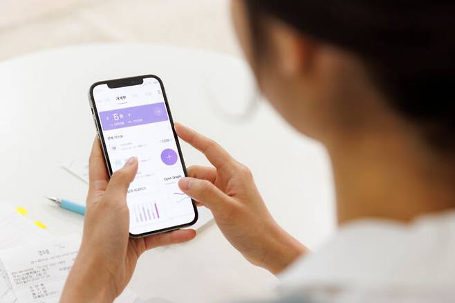 내비게이션에 의존하는 습관은 사고력과 기억력을 감소시킬 수 있고, 잠시라도 스마트폰과 멀어지지 않으면 주의력이 크게 떨어질 수 있다. [사진=클립아트코리아]