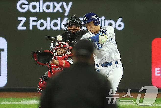 25일 오후 대구 삼성라이온즈파크에서 열린 프로야구 '2024 신한 SOL 뱅크 KBO 포스트시즌' 한국시리즈 3차전 KIA 타이거즈와 삼성 라이온즈의 경기, 삼성 김헌곤이 2회말 1사 안타를 치고 있다. 2024.10.25/뉴스1 ⓒ News1 김진환 기자