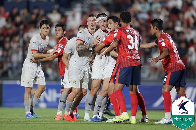 강원과 김천이 단두대 매치 맞대결을 벌인다.(한국프로축구연맹 제공)