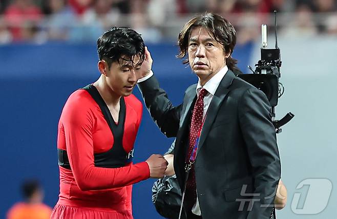 홍명보 축구대표팀 감독이 5일 서울월드컵경기장에서 열린 2026 국제축구연맹(FIFA) 북중미 월드컵 아시아 3차 예선 B조 1차전 대한민국과 팔레스타인의 경기를 마친 후 손흥민을 격려하고 있다. 2024.9.5/뉴스1 ⓒ News1 김도우 기자