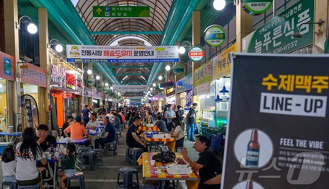 증평 장뜰시장 수제맥주 야시장.(증평군 제공)/뉴스1