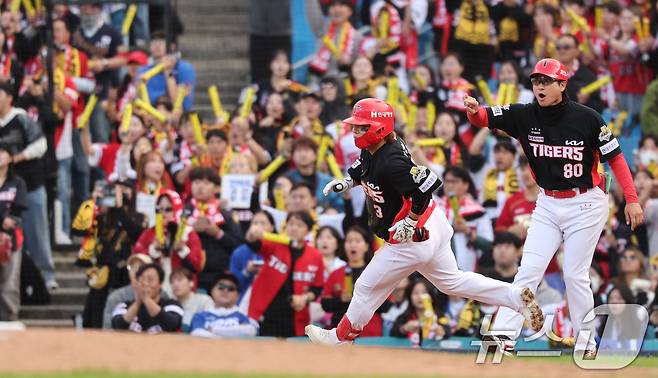 26일 오후 대구 삼성라이온즈파크에서 열린 프로야구 '2024 신한 SOL 뱅크 KBO 포스트시즌' 한국시리즈 4차전 KIA 타이거즈와 삼성 라이온즈의 경기, 7회초 KIA 공격 2사 1루 상황에서 김선빈이 2루타를 치며 진루하고 있다. 2024.10.26/뉴스1 ⓒ News1 장수영 기자