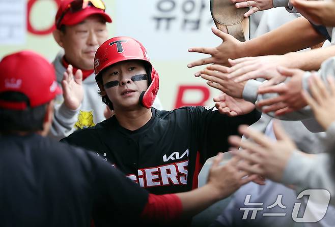 26일 오후 대구 삼성라이온즈파크에서 열린 프로야구 '2024 신한 SOL 뱅크 KBO 포스트시즌' 한국시리즈 4차전 KIA 타이거즈와 삼성 라이온즈의 경기, KIA 박찬호가 1회초 1사 2,3루 상황 나성범의 2루수 앞 땅볼 때 득점 후 동료들과 하이파이브를 하고 있다. 2024.10.26/뉴스1 ⓒ News1 김진환 기자