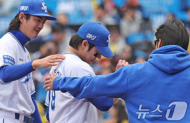 26일 오후 대구 삼성라이온즈파크에서 열린 프로야구 '2024 신한 SOL 뱅크 KBO 포스트시즌' 한국시리즈 4차전 KIA 타이거즈와 삼성 라이온즈의 경기 3회초 KIA 공격 1사 만루 상황에서 삼성 선발 원태인이 3실점, 책임주자 3명을 남긴 채 경기를 마치고 있다. 2024.10.26/뉴스1 ⓒ News1 장수영 기자