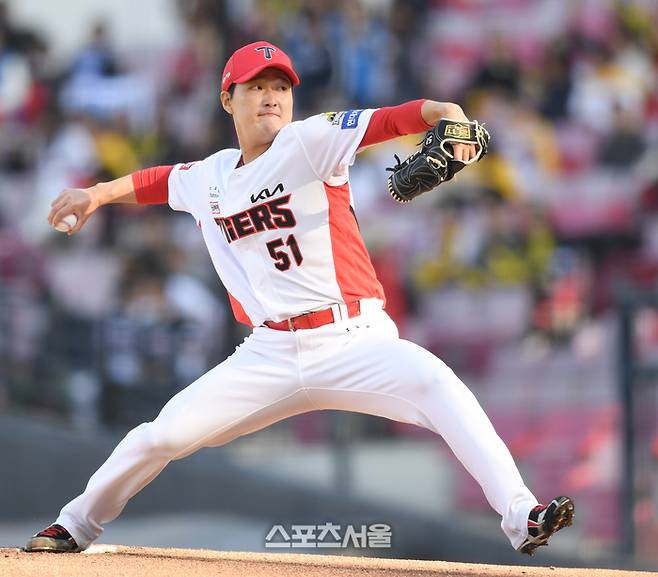 KIA 투수 전상현이 23일 광주기아챔피언스필드에서 열린 삼성과 2024 KBO 한국시리즈 1차전 6회 역투하고 있다. 광주 | 최승섭기자 thunder@sportsseoul.com