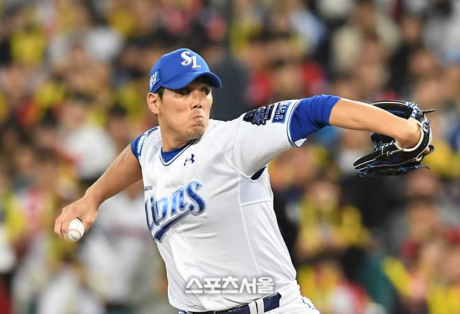 삼성 김재윤이 25일 대구삼성라이온즈파크에서 열린 2024 KBO 한국시리즈 3차전 KIA전에서 8회초 등판해 힘차게 공을 던지고 있다. 대구 | 박진업 기자 upandup@sportsseoul.com