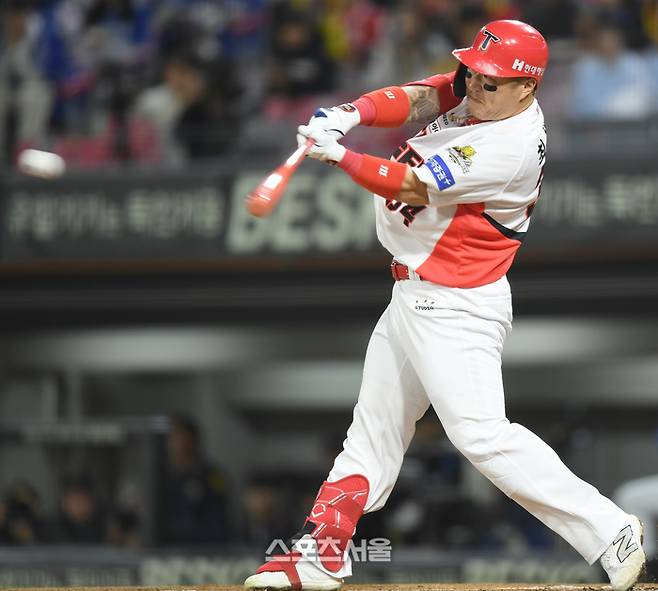 KIA 최형우가 23일 광주기아챔피언스필드에서 열린 삼성과 2024 KBO 한국시리즈 2차전 1회말 1사3루 적시타를 치고 있다. 광주 | 최승섭기자 thunder@sportsseoul.com