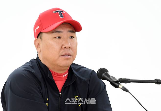 KIA 이범호가 26일 대구삼성라이온즈파크에서 열린 2024 KBO 한국시리즈 4차전 삼성전에 앞서 취재진과 인터뷰를 하고 있다. 대구 | 박진업 기자 upandup@sportsseoul.com