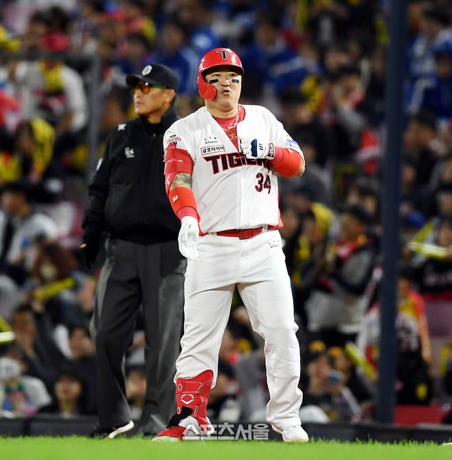 KIA 최형우가 23일 광주-기아 챔피언스 필드에서 열린 삼성과 2024 KBO 한국시리즈 2차전 1회말 1사3루 1타점 안타를 친 후 세리머니를 하고 있다. 광주 | 최승섭기자 thunder@sportsseoul.com