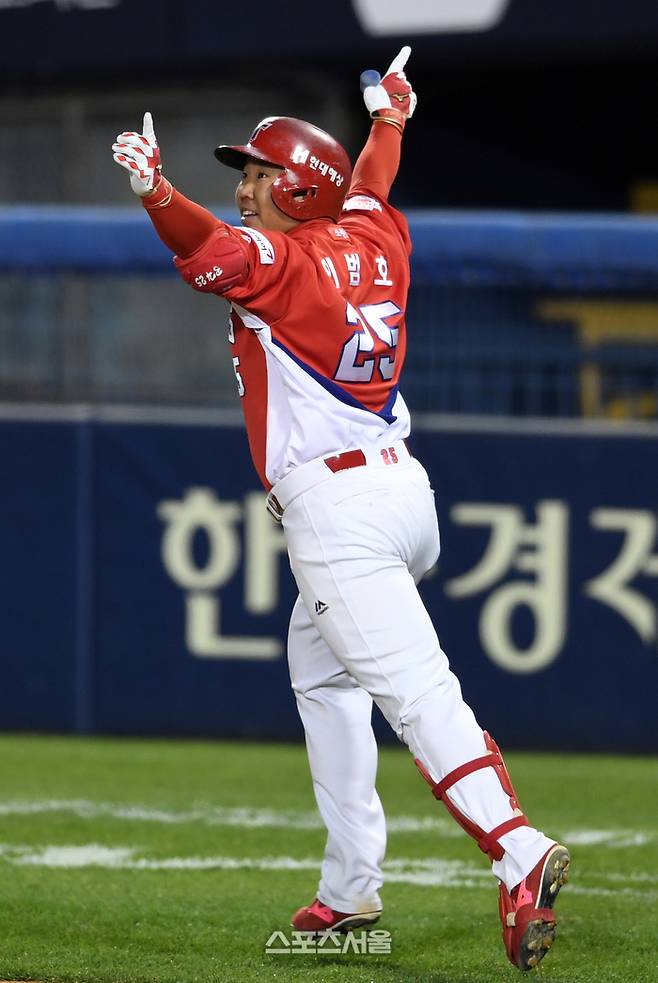 KIA 이범호가 잠실구장에서 열린 2017 KBO 한국시리즈 5차전 두산과 경기에서 3회초 만루포를 터뜨린 후 기뻐하고 있다. 잠실 | 박진업기자 upandup@sportsseoul.com