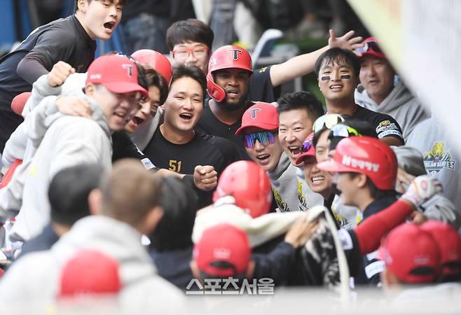 KIA 선수들이 26일 대구삼성라이온즈파크에서 열린 2024 KBO 한국시리즈 4차전 삼성과 경기에서 3회초 만루 홈런을 때리고 돌아온 김태군과 함께 세리머니를 하고 있다. 대구 | 박진업 기자 upandup@sportsseoul.com