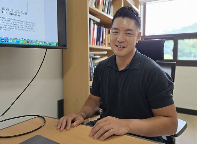 지난 19일 서울대에서 만난 안우영 심리학과 교수는 "현재 약물 중독과 관련된 인지신경학적 특성을 밝히는 검사는 시간이 오래 걸리고 신뢰도는 낮다"고 말했다./홍아름 기자