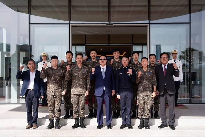 윤석열 대통령이 지난 25일 서울 용산 대통령실에서 견학 온 공군사관학교 4학년 생도들을 격려한 뒤 동행한 공군사관학교 영관급 및 위관급 장교들과 기념촬영을 하고 있다. 대통령실 제공